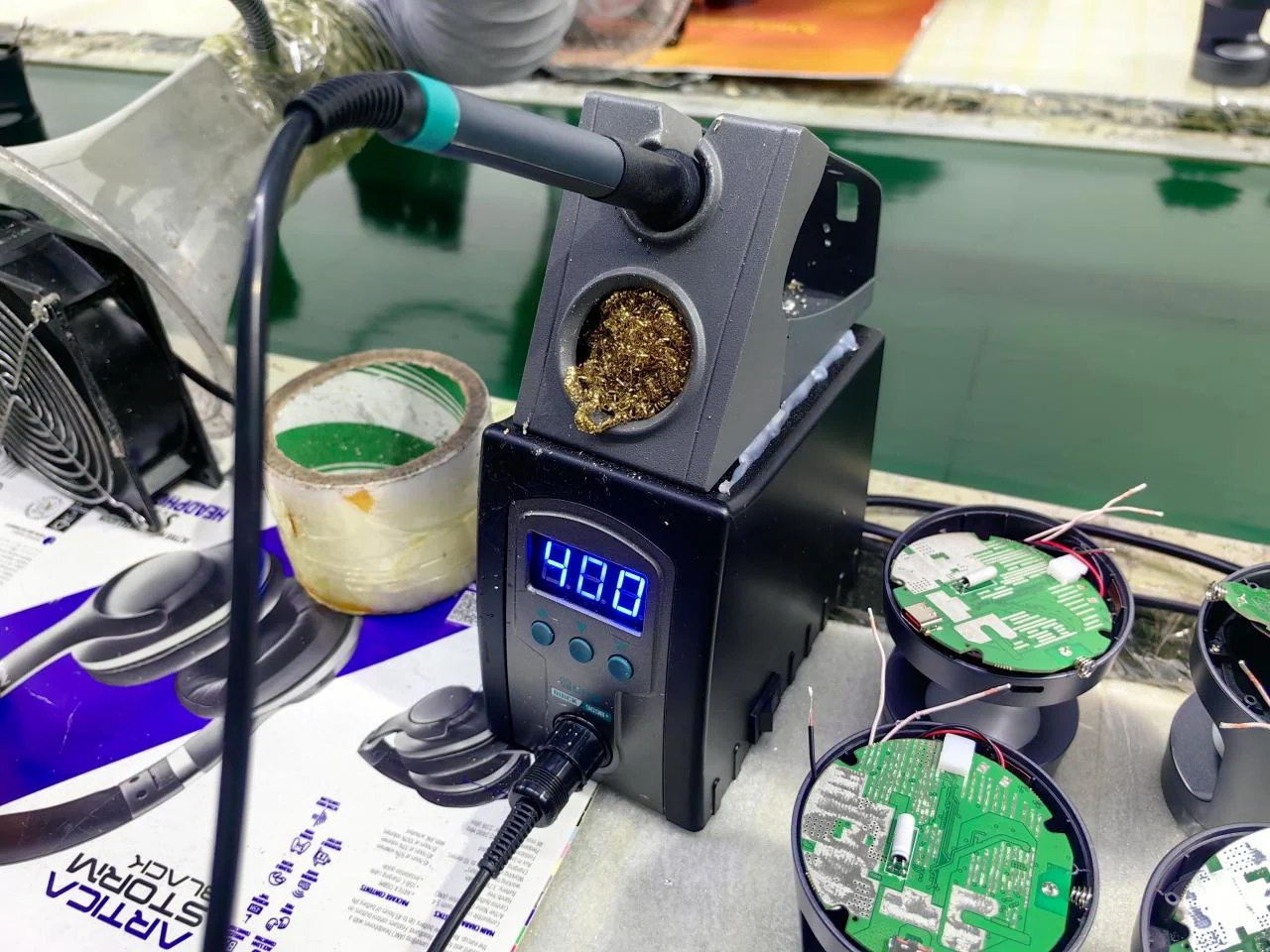 Puesto de montaje de placas electrónicas